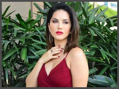 biography of sunny leone in hindi language