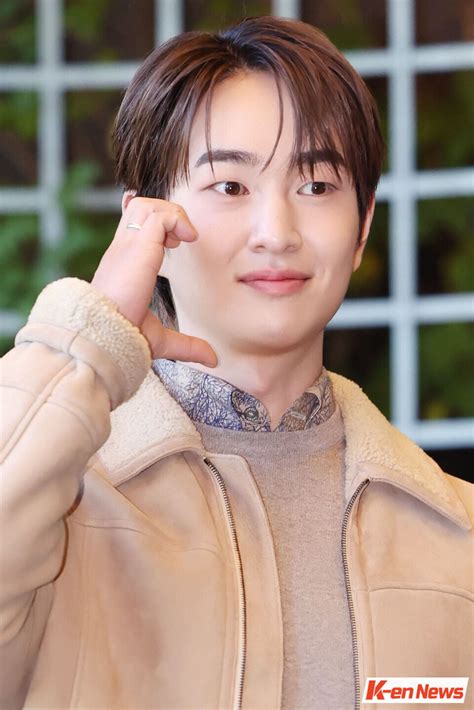 biography onew shinee smile