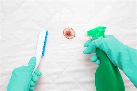 bloed in matras verwijderen