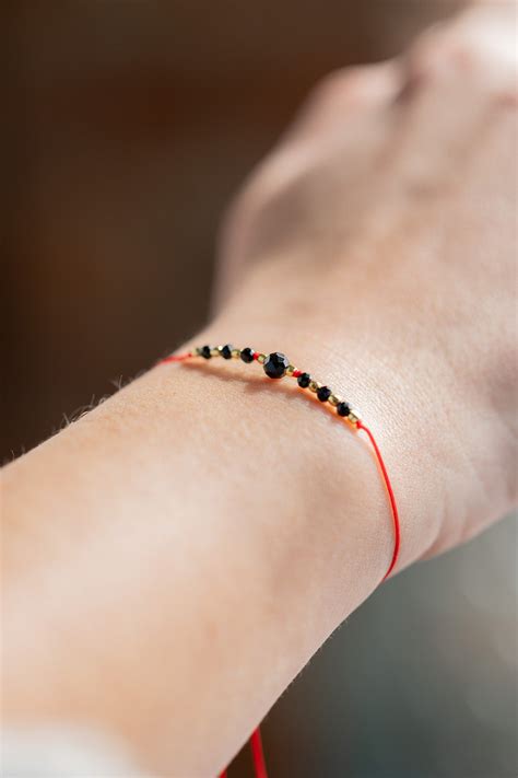 bransoletka na czerwonej nitce