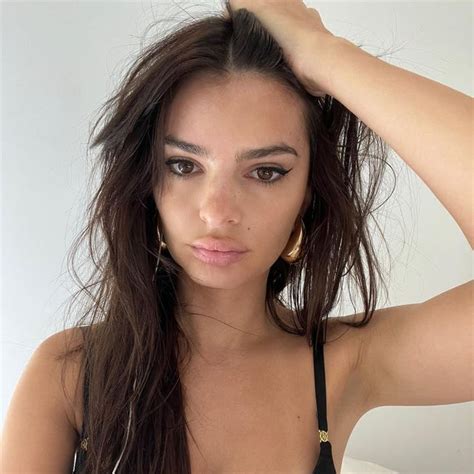 brunette nude selfies