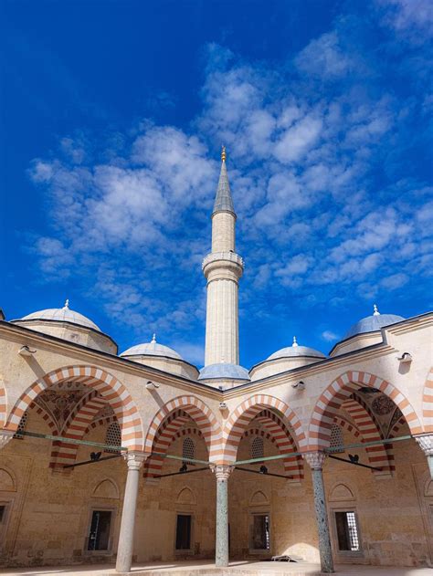 Burmalı üç şerefeli Cami
