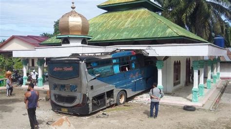 bus masuk masjid
