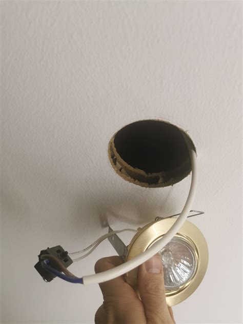 byta spotlight i taket