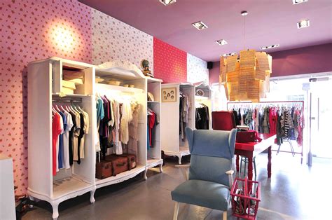 Cómo decorar una tienda de ropa para atraer clientes