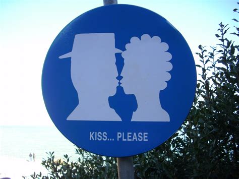 can i have a kiss please in italian