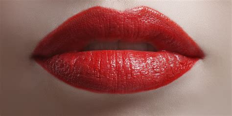 can kissing hurt your lipstick look