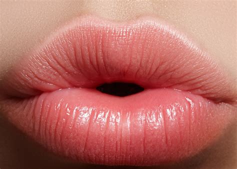 can kissing make your lips grow back together