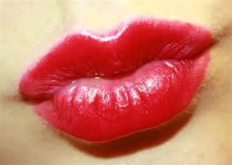 can kissing someone make your lips swell together