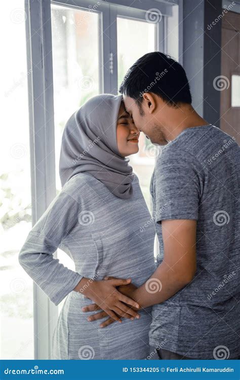 can muslim husband and wife kiss in public