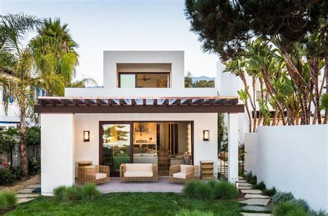 Casa estilo mediterráneo moderno: Diseño contemporáneo y encanto mediterráneo