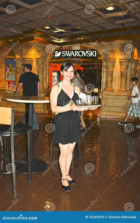th?q=casino%20waitress