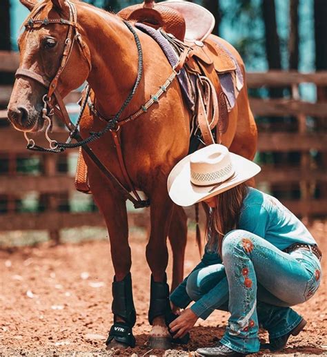 Cavalos E Mulher