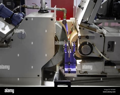 Centerless Grinding Machine
