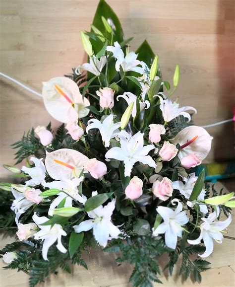 Centro de Flores Naturales para Cementerios: Tributo Floral a tus Seres Queridos