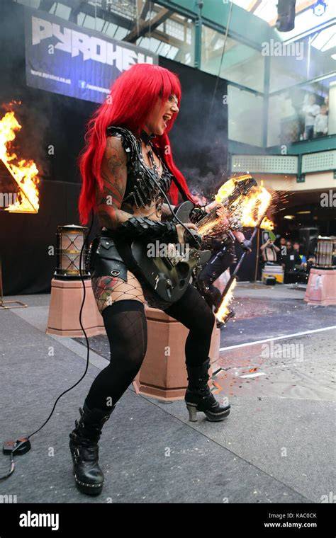 cervena fox nude