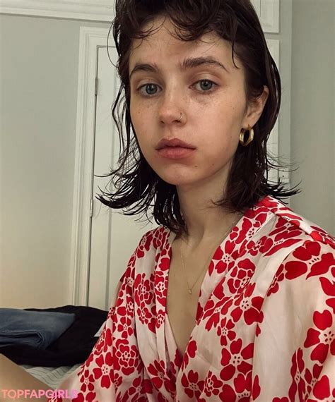 clairo nipple