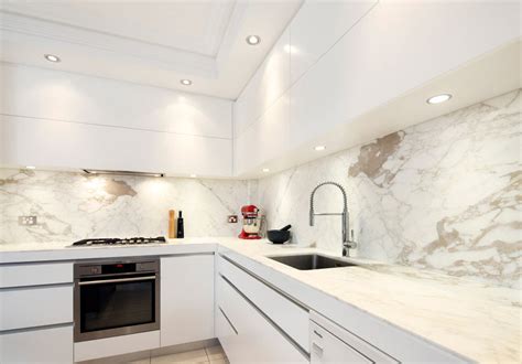Cocina blanca con encimera de mármol: elegancia y sofisticación en tu hogar