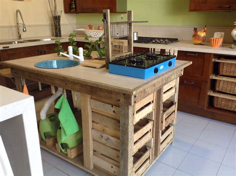 Cocina ecológica: Diseño en verde, agua y madera para un espacio sostenible