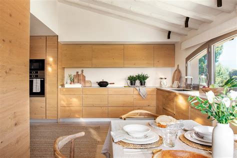 Cocinas de madera clara y blanco: tendencia actual en diseño de interiores
