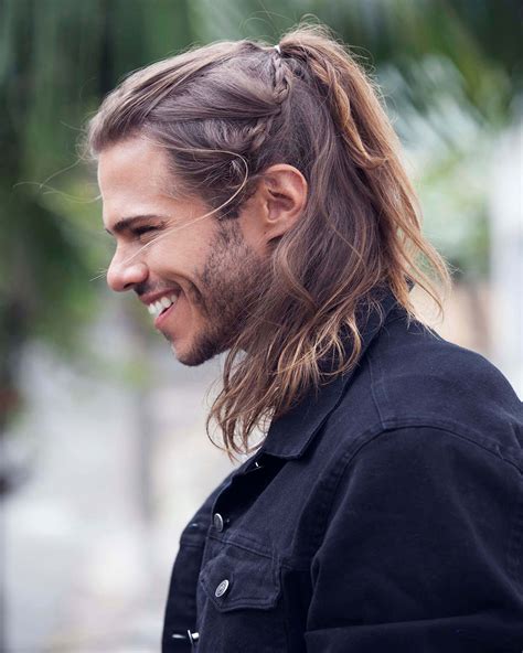 Coleta para cabello largo masculino: guía para peinarse con estilo