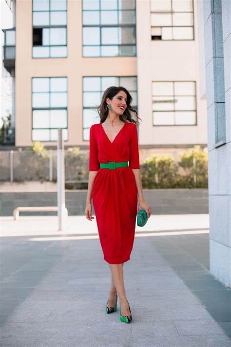 Complementos verdes para vestidos rojos: ¡la combinación perfecta para brillar!