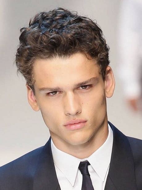 coupe homme cheveux ondulés