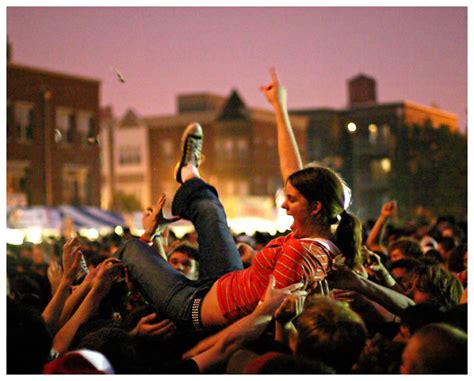crowd surfing touching dailymotion er
