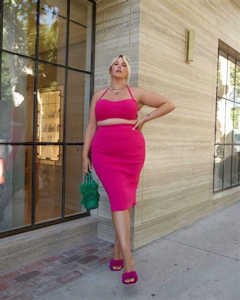 curvy nude blonde