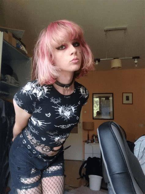 cute nude femboy