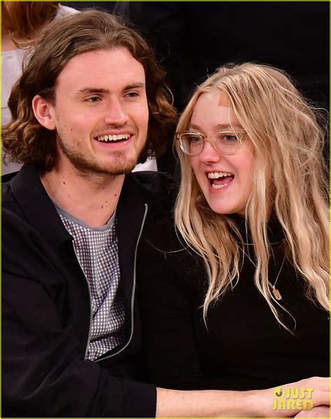 dakota fanning boyfriend google