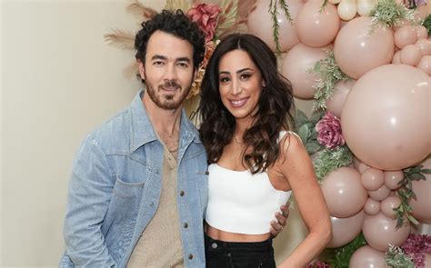 danielle jonas born