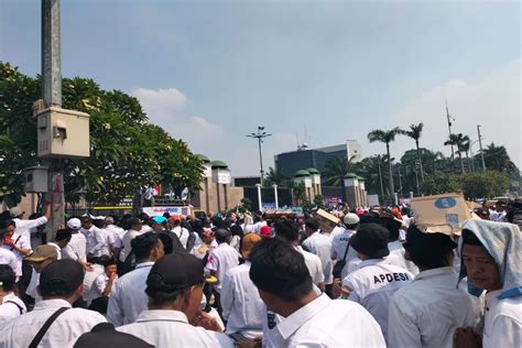 DEMO APDESI MENUNTUT APA：Demo di Depan DPR, Apdesi Tuntut Revisi UU Desa Disahkan -