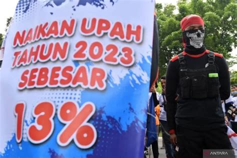 DEMO BURUH 1 DESEMBER 2023：Buruh Karanganyar Demo di Depan Kantor Bupati, Tuntut UMK 2025