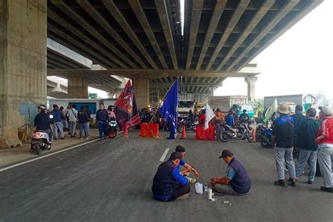 DEMO BURUH CIKARANG：Polemik UMK, Pabrik Kolaps, Makin Banyak Buruh Nganggur