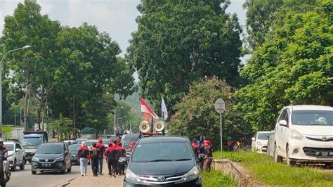 DEMO BURUH DI BATAM HARI INI：Massa Gelar Demo di KPU Batam, Desak Pemungutan Suara Ulang