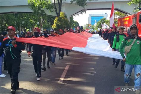 DEMO BURUH DI SURABAYA：Volkswagen Hampir Bangkrut, Produktivitas Anjlok, Ratusan Ribu