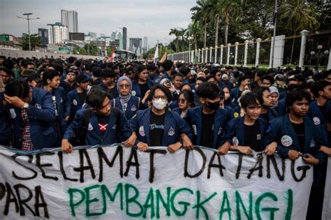 DEMO DI MEDAN HARI INI 2023：Ratusan Masyarakat Geruduk Kantor KPU Kota Medan, Tuntut PSU