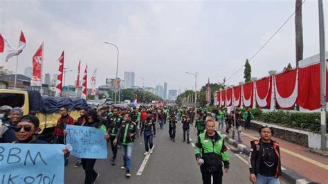 DEMO DI SENAYAN：Aksi Demonstrasi saat Rapat Pleno Rekapitulasi Pilgub Jakarta