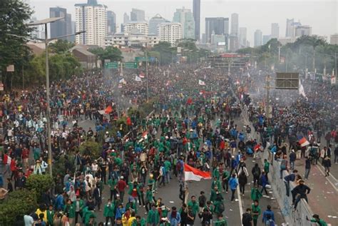 Aksi Demo di Depan KPUD Subang: Dugaan Massa Bayaran dan Protes