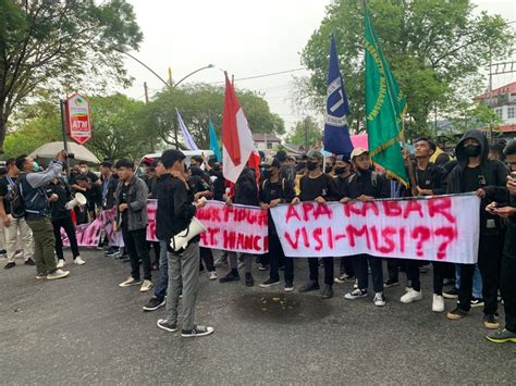 DEMO KALIMANTAN：Ratusan Warga Banjarbaru Demo Tuntut Pemilihan Suara Ulang