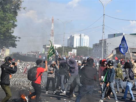 DEMO KENDARI：Massa Blokade Jalan dan Paksa Temui Komisioner KPU Sultra, Tuntut