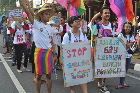 DEMO LGBT DI JAKARTA：Aksi Demonstrasi saat Rapat Pleno Rekapitulasi Pilgub Jakarta