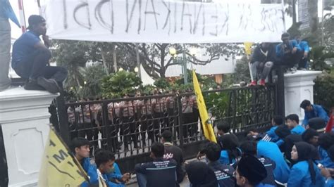 DEMO MAHASISWA KEMARIN DI JAKARTA：Rekapitulasi Suara Pilkada Jakarta Diwarnai Aksi Demo - Media