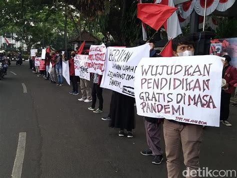 DEMO MAHASISWA MALAM INI：Massa Demo Tolak Program Transmigrasi, Aksi Saling Dorong dengan