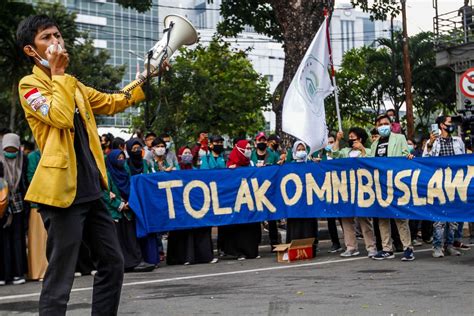 DEMO TOLAK UU CIPTA KERJA：UU Cipta Kerja Resmi Diteken! Pekerja Tidak Boleh Asal di-PHK