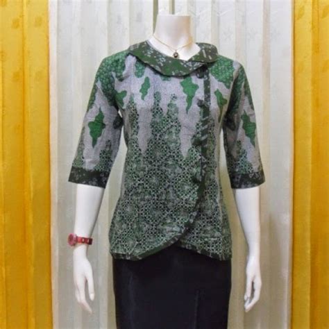 Desain Baju Batik  60 Model Baju Batik Terbaru Atasan Kombinasi Wanita - Desain Baju Batik