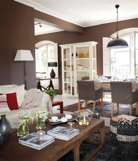 Descubre el elegante salón marrón y blanco: un oasis de estilo y confort