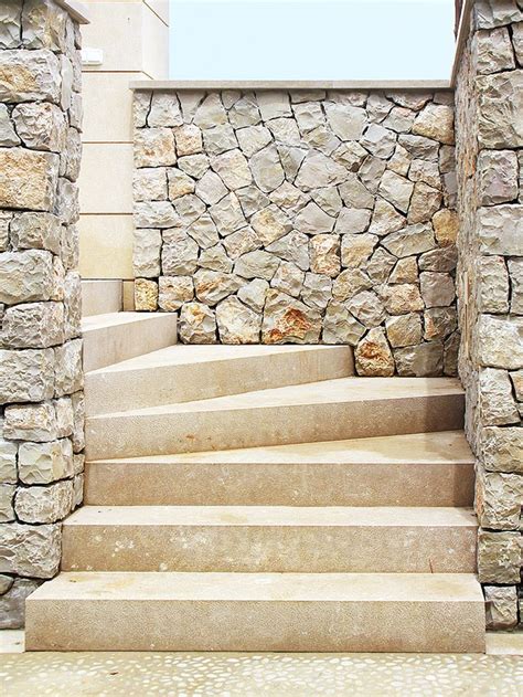 Descubre la belleza de las escaleras de piedra natural en tu hogar