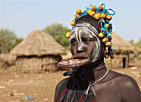 Descubre la belleza y la historia de los trajes tribales africanos
